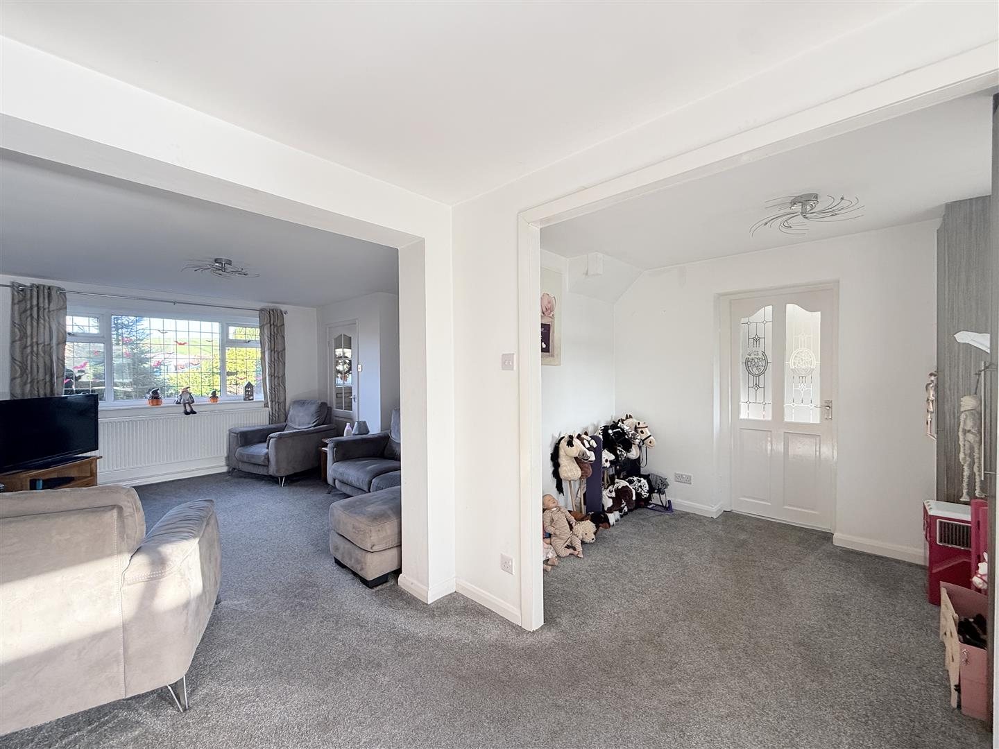 4 bed house - semi-detached in Lynwood Close, Ashton-Under-Lyne – photo 3